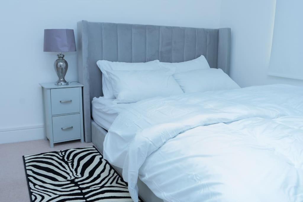 לונדון 1 Bed Luxury Comfortable Apt מראה חיצוני תמונה