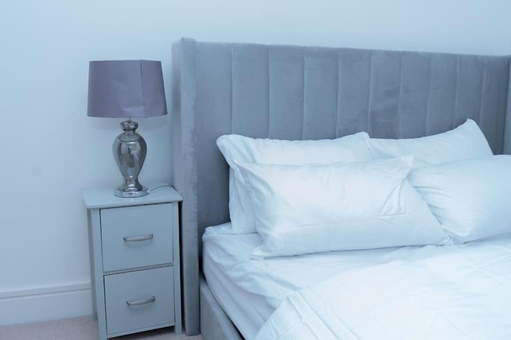 לונדון 1 Bed Luxury Comfortable Apt מראה חיצוני תמונה