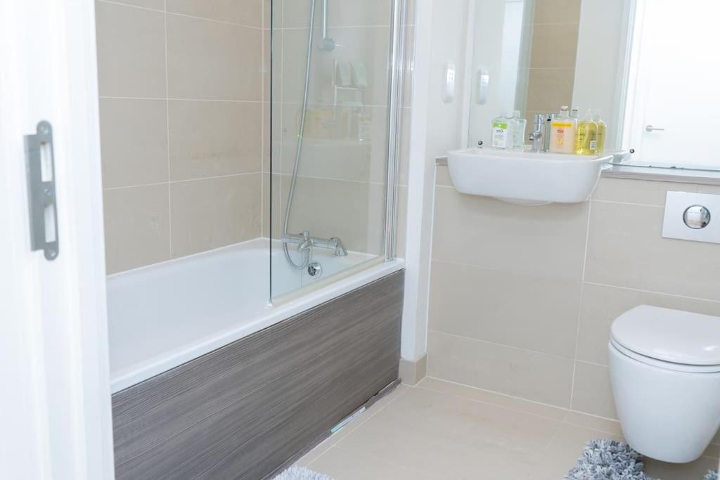 לונדון 1 Bed Luxury Comfortable Apt מראה חיצוני תמונה