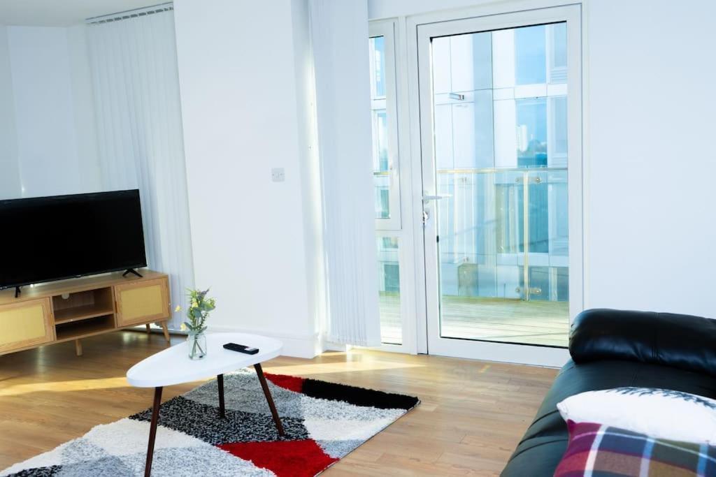 לונדון 1 Bed Luxury Comfortable Apt מראה חיצוני תמונה